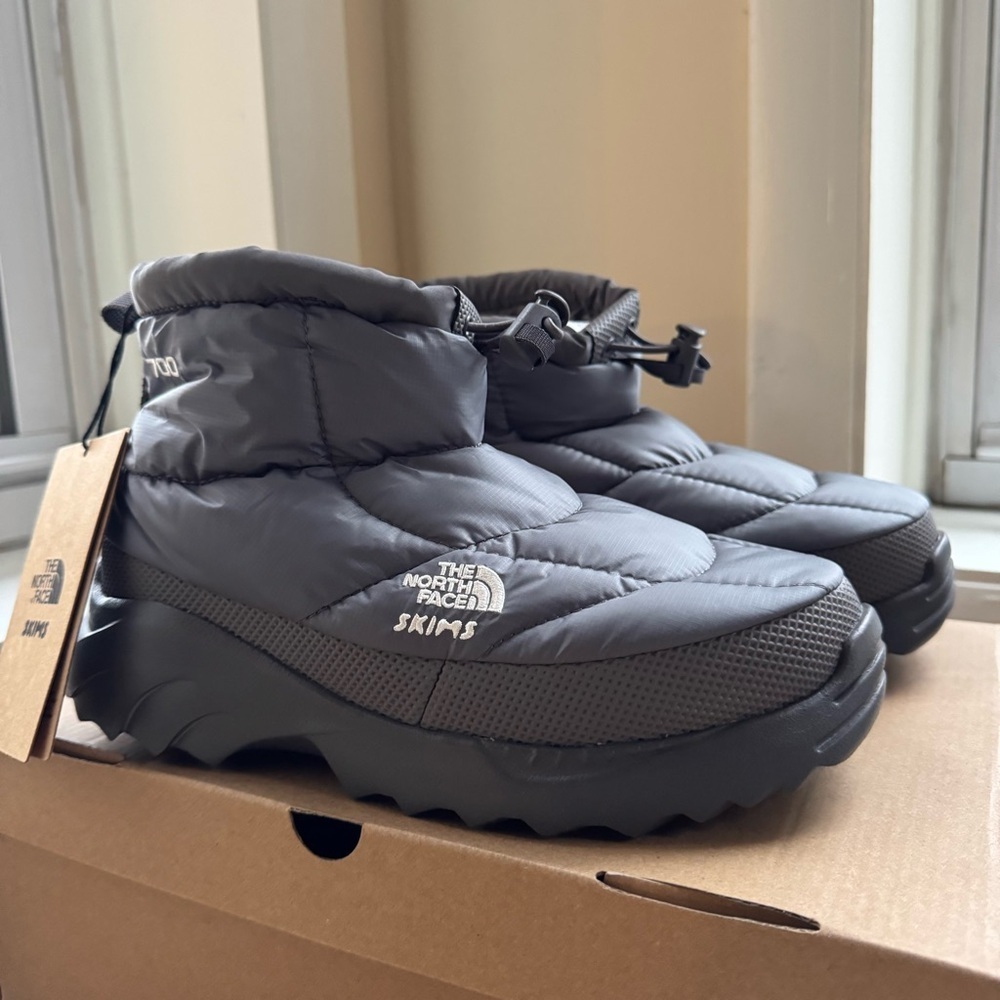 North Face x Skims Nuptse Traction Chukka Gunmetal Men's 6 / Women's 8 - Picture 3 of 12